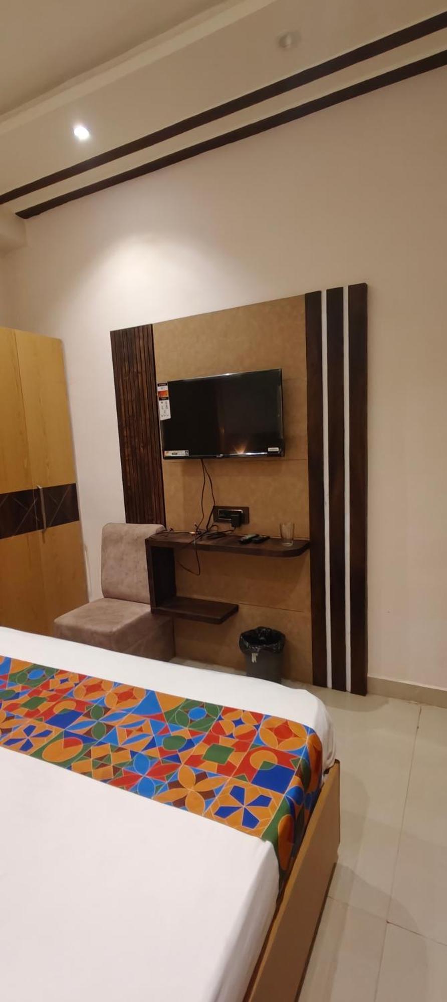 Hotel Ambika Dx Gválijar Kültér fotó