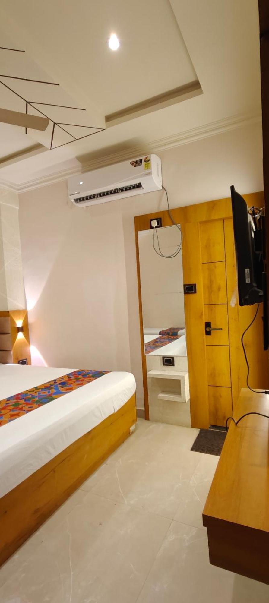 Hotel Ambika Dx Gválijar Kültér fotó